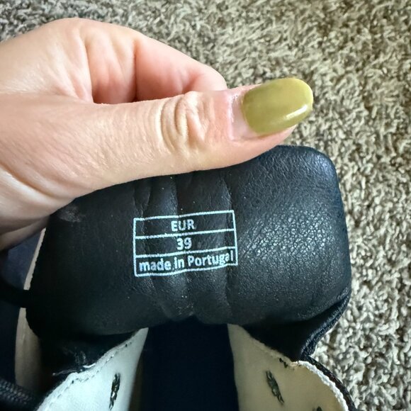 Stylish Black Lace-Up Boots for Women - Picture 5 of 5